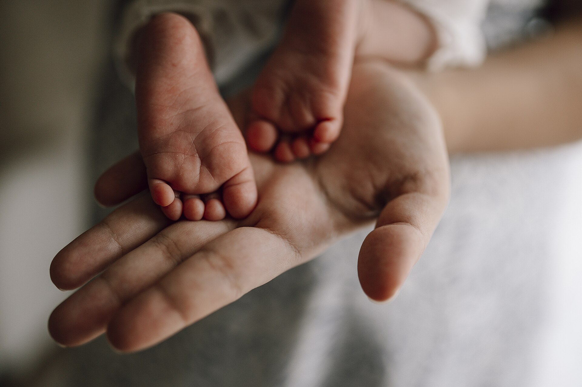 Babyfüße in Elternhand – Deine Familie verdient die beste Beratung